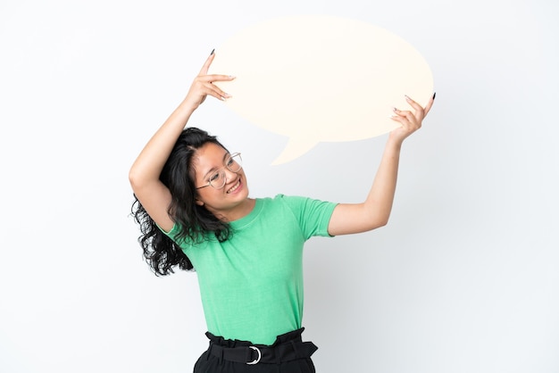 Jonge Aziatische vrouw geïsoleerd op een witte achtergrond met een lege tekstballon