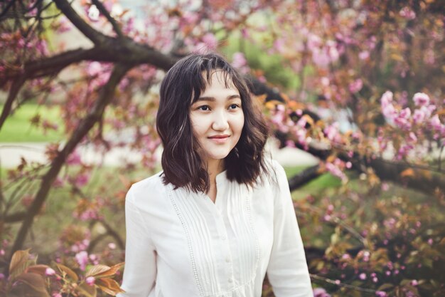 Jonge Aziatische vrouw in een wit overhemd, de lenteportrat