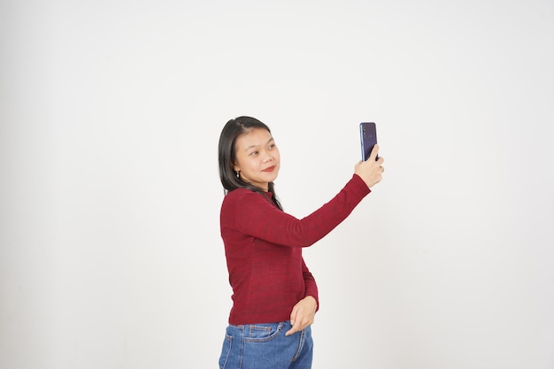 Foto jonge aziatische vrouw in rood t-shirt neem een selfie foto geïsoleerd op witte achtergrond