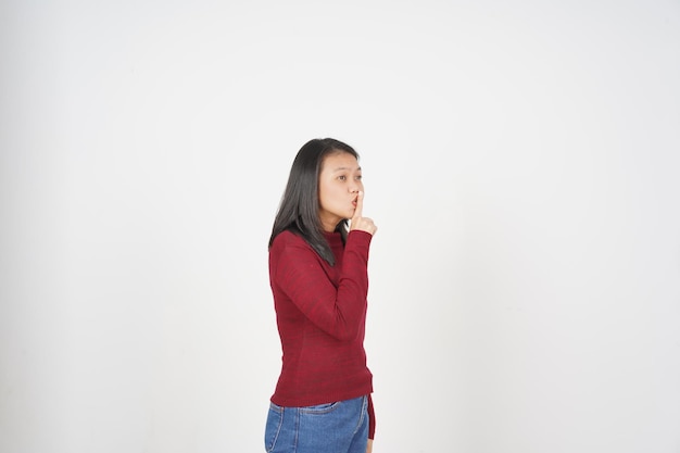 Jonge Aziatische vrouw in rood T-shirt Stil Shh Wees niet geluid geïsoleerd op witte achtergrond