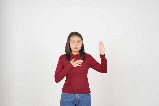 Jonge Aziatische vrouw in rood T-shirt Zweer een eed geïsoleerd op witte achtergrond