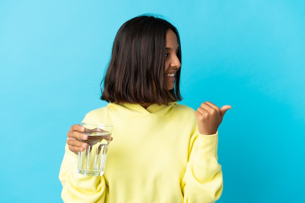 Jonge Aziatische vrouw met een glas geïsoleerd water