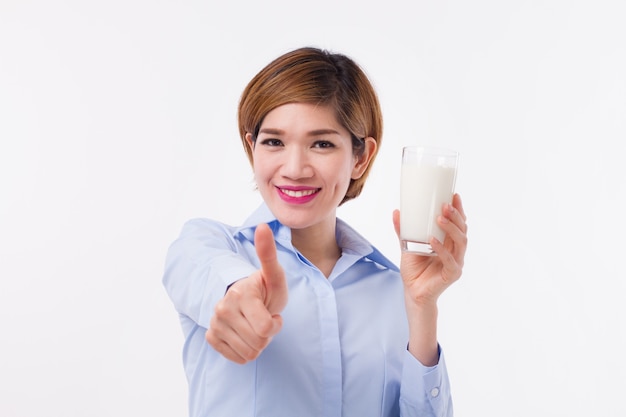 Jonge Aziatische vrouw met een glas