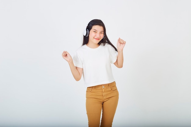 Jonge aziatische vrouw met koptelefoon dansen