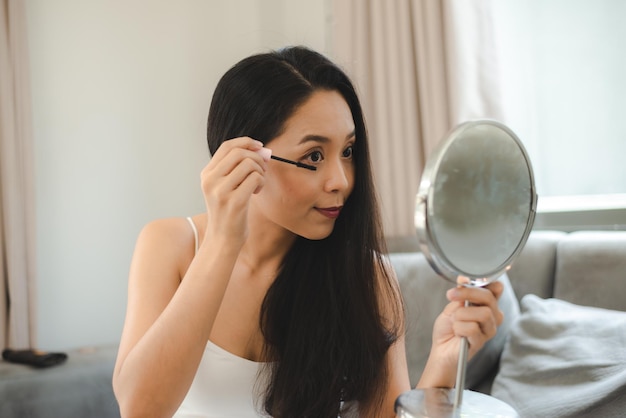 Jonge Aziatische vrouw met schoonheidsgezichtshuid, vrouwelijke mooie en cosmetische spa-make-up