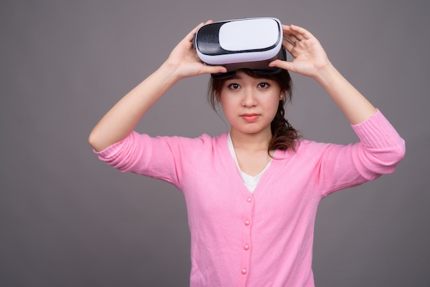 Jonge Aziatische vrouw met virtual reality vr-bril