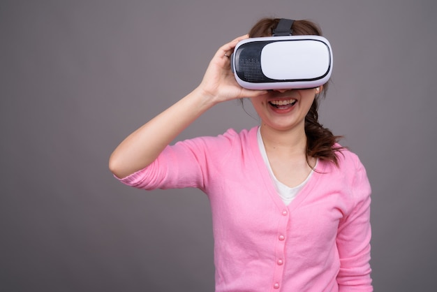 Jonge Aziatische vrouw met virtual reality vr-bril
