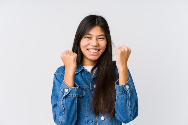 Jonge Aziatische vrouw onbezorgd en opgewonden juichen. Overwinning concept.