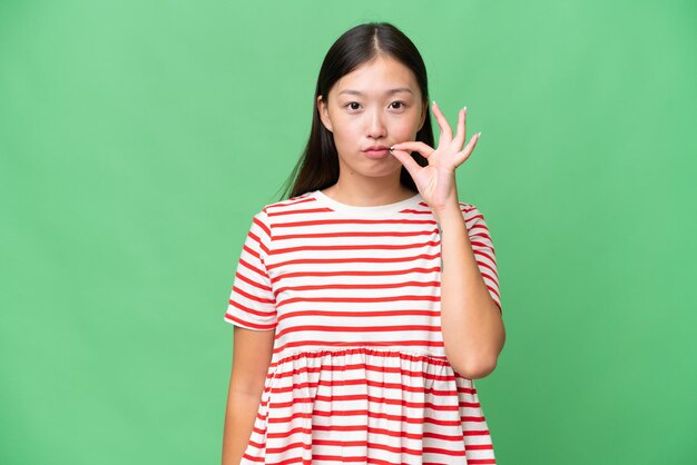Jonge Aziatische vrouw over geïsoleerde achtergrond een idee denken terwijl het opzoeken