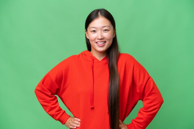 Jonge Aziatische vrouw over geïsoleerde achtergrond lachen