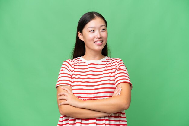Jonge Aziatische vrouw over geïsoleerde achtergrond met het kruisen van vingers