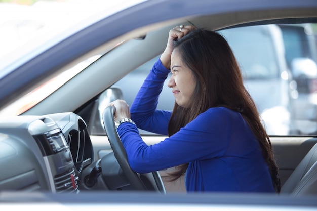 Jonge Aziatische vrouw rijden