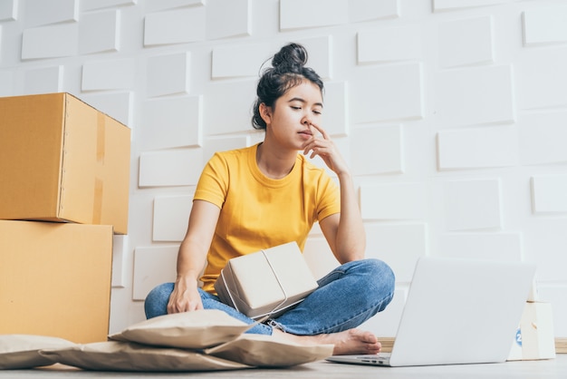 jonge Aziatische vrouw stress voelen of depressief voor haar laptop