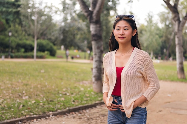 Jonge Aziatische vrouw wandelen ontspannen in het park