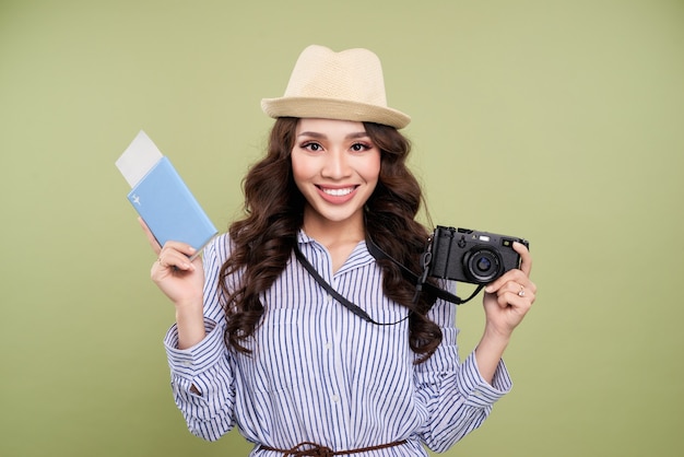 Jonge Aziatische vrouwelijke reiziger in casual kleding met een amateur digitale camera.