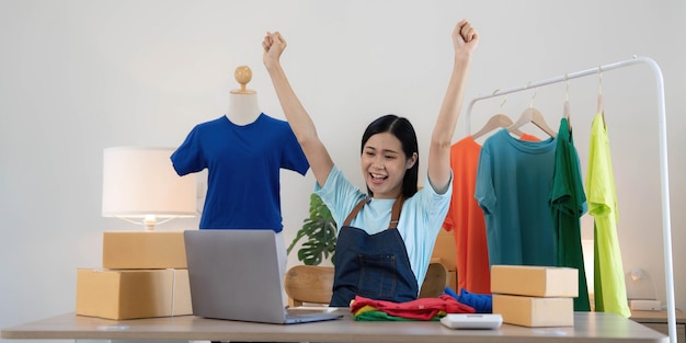 Jonge Aziatische vrouwen blij na nieuwe bestelling van klant Verrassing en schok gezicht van Aziatische vrouw succes bij het maken van grote verkoop van zijn online winkel Online verkopen Online winkelen