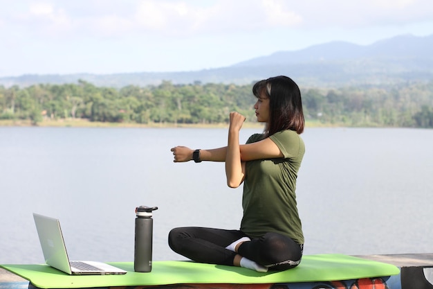 JONGE AZIATISCHE VROUWEN DIE YOGA DOEN IN DE OCHTEND