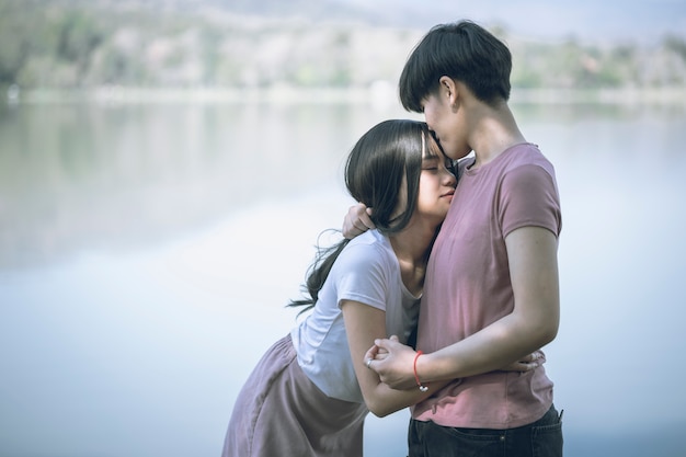 Jonge Aziatische vrouwen LGBT lesbische romantische paar zoenen in de ochtend.