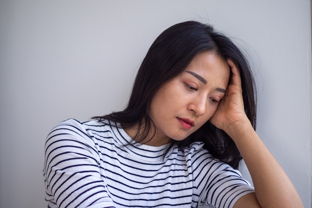 Jonge aziatische vrouwen zijn bedroefd en teleurgesteld. vrouwen hebben symptomen van depressie. triest en eenzaam concept