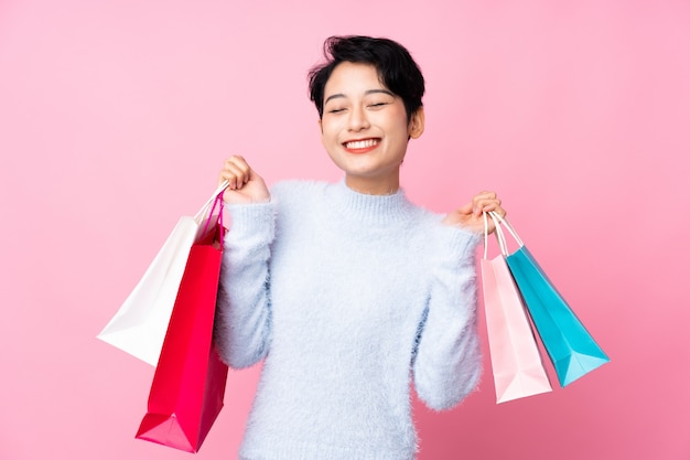 Jonge Aziatische vrouwenholding het winkelen zakken en het glimlachen