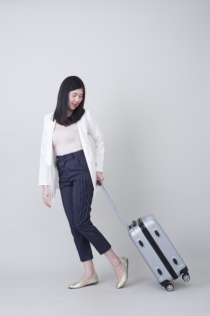 Jonge Aziatische vrouwentoerist met bagage om te reizen