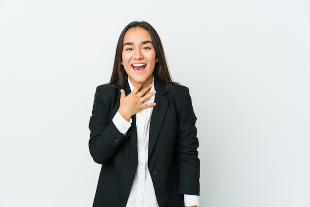 Jonge Aziatische zaken vrouw geïsoleerd op een witte achtergrond lacht hardop hand op de borst te houden.