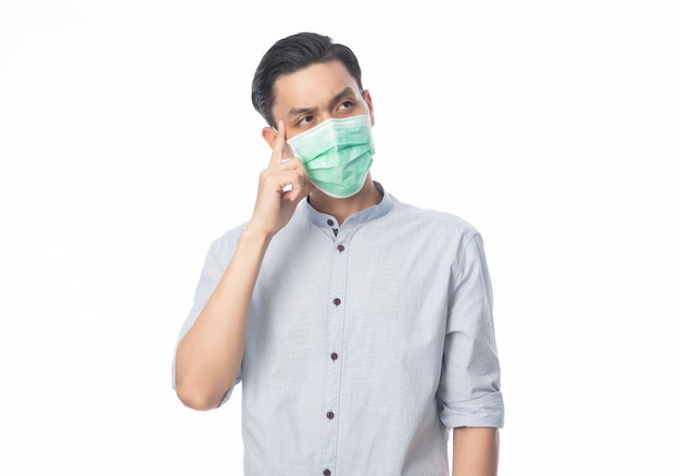 Jonge Aziatische zakenman die hygiënisch masker draagt en denkt om infectie, coronavirus te verhinderen. Luchtwegaandoeningen zoals PM 2,5 vechten en griep geïsoleerd op een witte achtergrond.