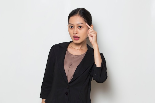 Jonge Aziatische zakenvrouw denkt idee op witte achtergrond