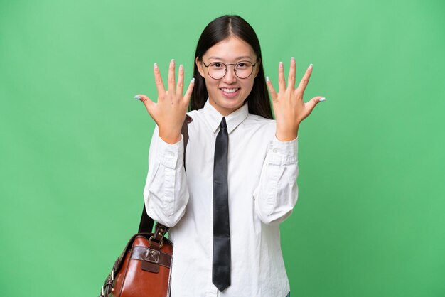 Jonge Aziatische zakenvrouw over geïsoleerde achtergrond tien tellen met vingers