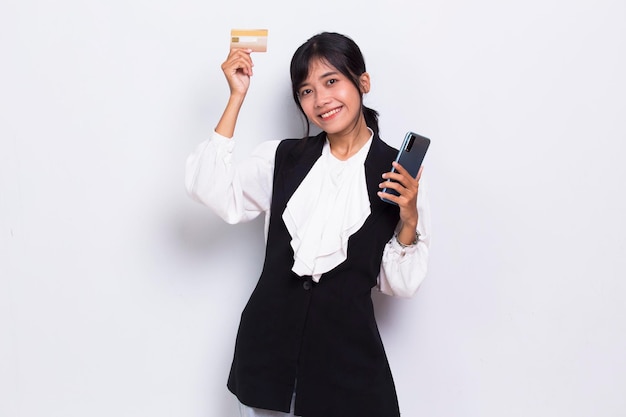 jonge aziatische zakenvrouw staande met geld en creditcard geïsoleerd op een witte achtergrond
