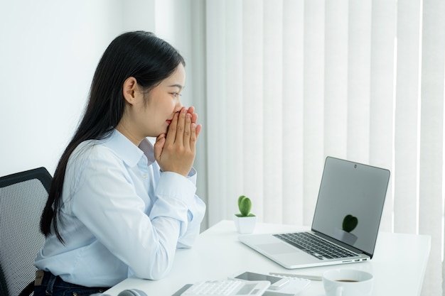 Jonge Aziatische zakenvrouw virtuele videoconferentie vergadering concept werk vanuit huis