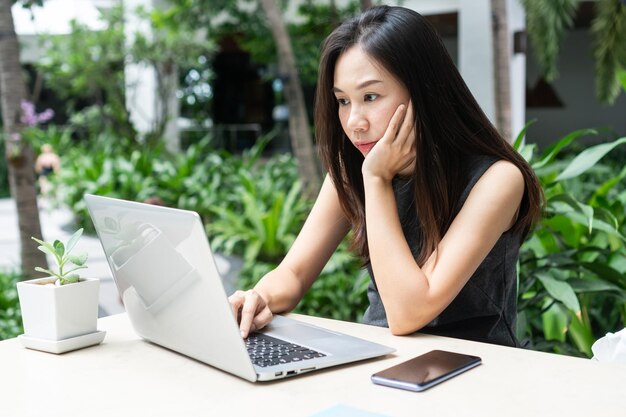 Jonge Aziatische zakenvrouw werkt op laptopcomputer Werk vanuit huis en technologieconcept