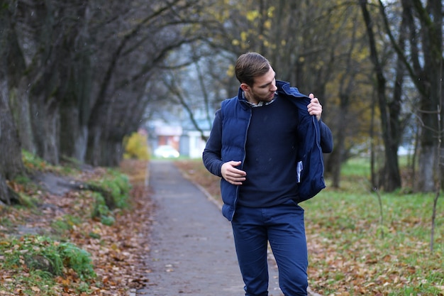 Jonge baardman in een herfstpark