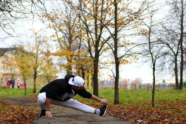 Jonge baardman in een herfstpark