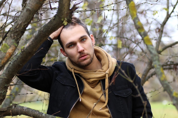 Jonge baardman in een herfstpark