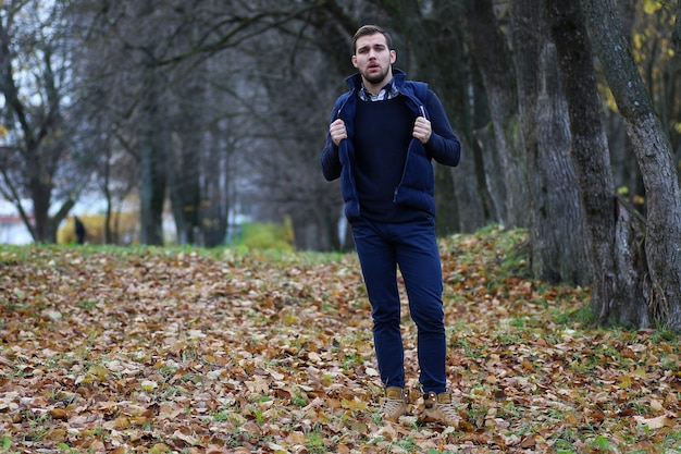 Jonge baardman in een herfstpark