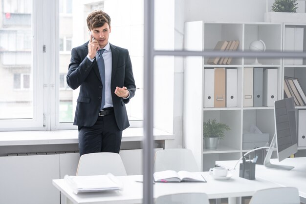 Jonge baas spreken via de telefoon