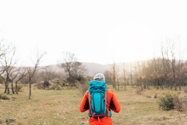 Jonge backpacker die van de natuur geniet. Bergbeklimmer Concept.