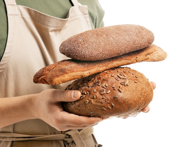 Jonge bakker met vers brood op wit, close-up