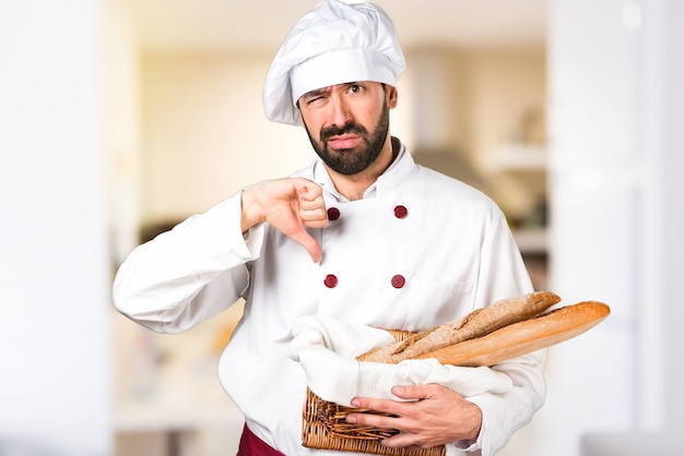 Jonge bakker met wat brood en slecht signaal in de keuken