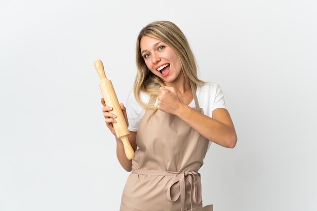 Jonge bakkerijvrouw die op wit wordt geïsoleerd