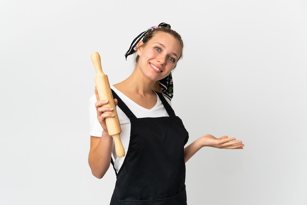 Jonge bakkerijvrouw die op wit wordt geïsoleerd