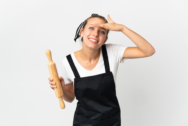 Jonge bakkerijvrouw die op wit wordt geïsoleerd