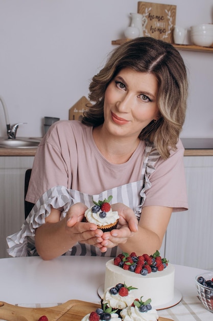 Jonge bakkersvrouw met cupcakes