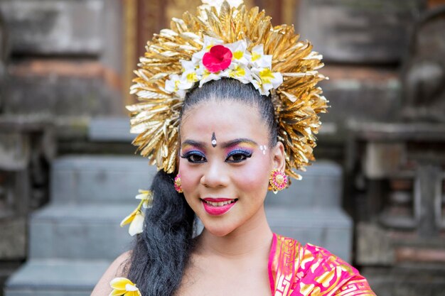 Jonge Balinese danseres glimlacht in de tempel