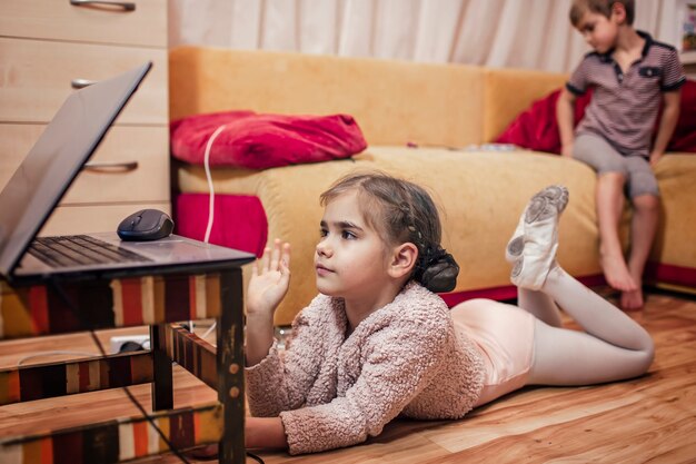 Jonge ballerina praten met dansklasgenoten na online balletles thuis, online onderwijs