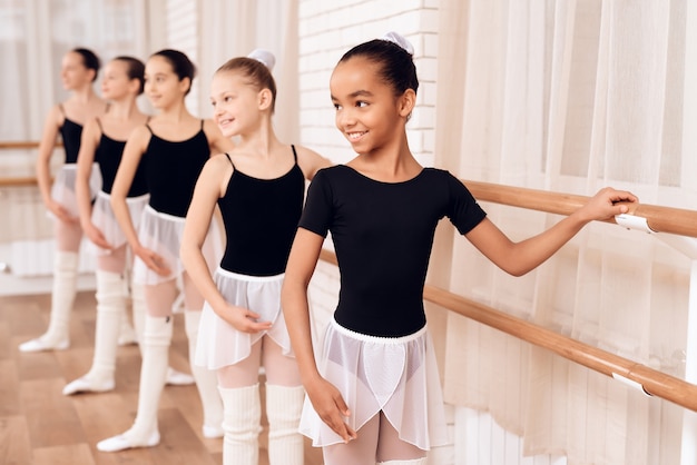 Jonge ballerina&#39;s die in de balletklasse repeteren.