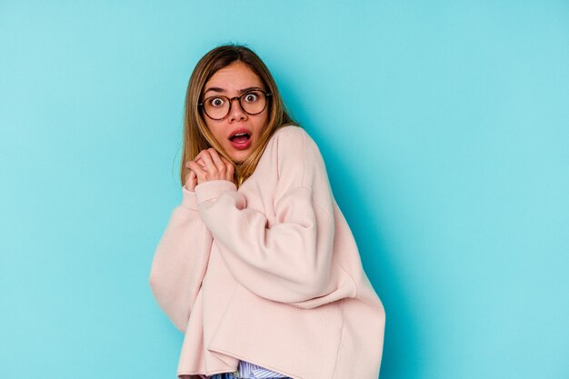 Jonge bang en bang studenten blanke vrouw geïsoleerd op blauwe muur