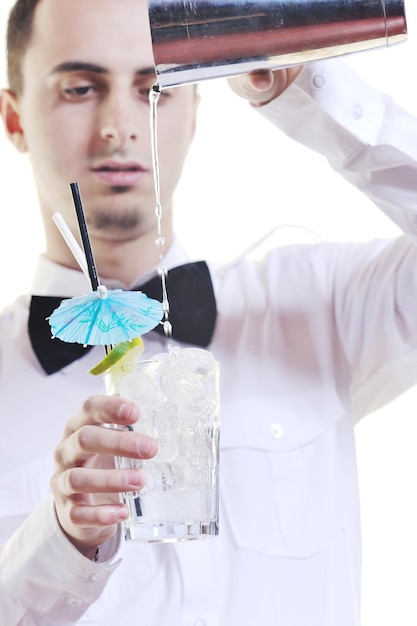 jonge barman portret geïsoleerd op een witte achtergrond met alcohol cocktail drinken