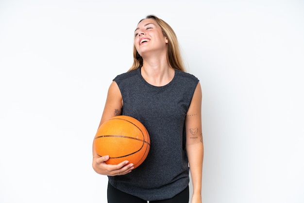 Jonge basketbal blanke speler vrouw geïsoleerd op witte achtergrond lachen